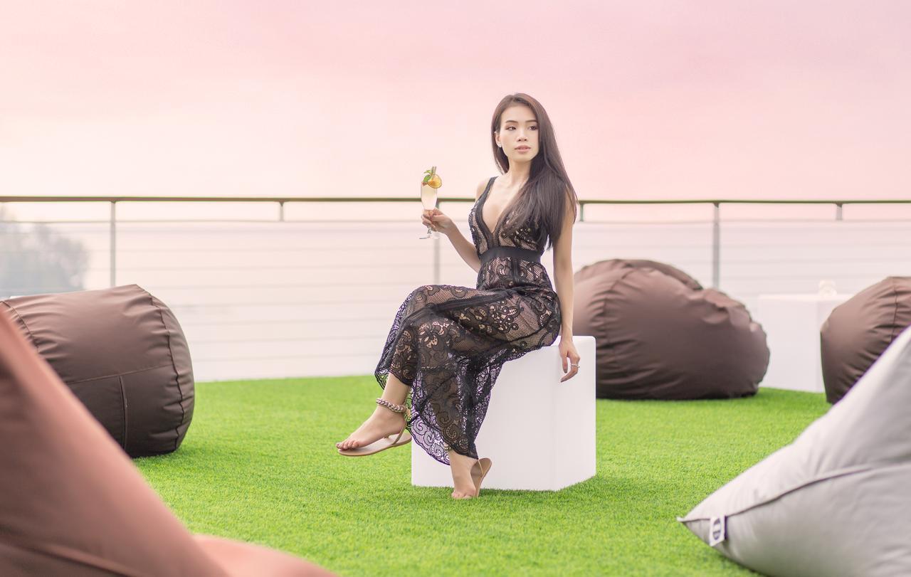 Cape Sienna Phuket Gourmet Hotel & Villas - Sha Extra Plus Kamala Beach Exterior photo A woman sitting on a bean bag