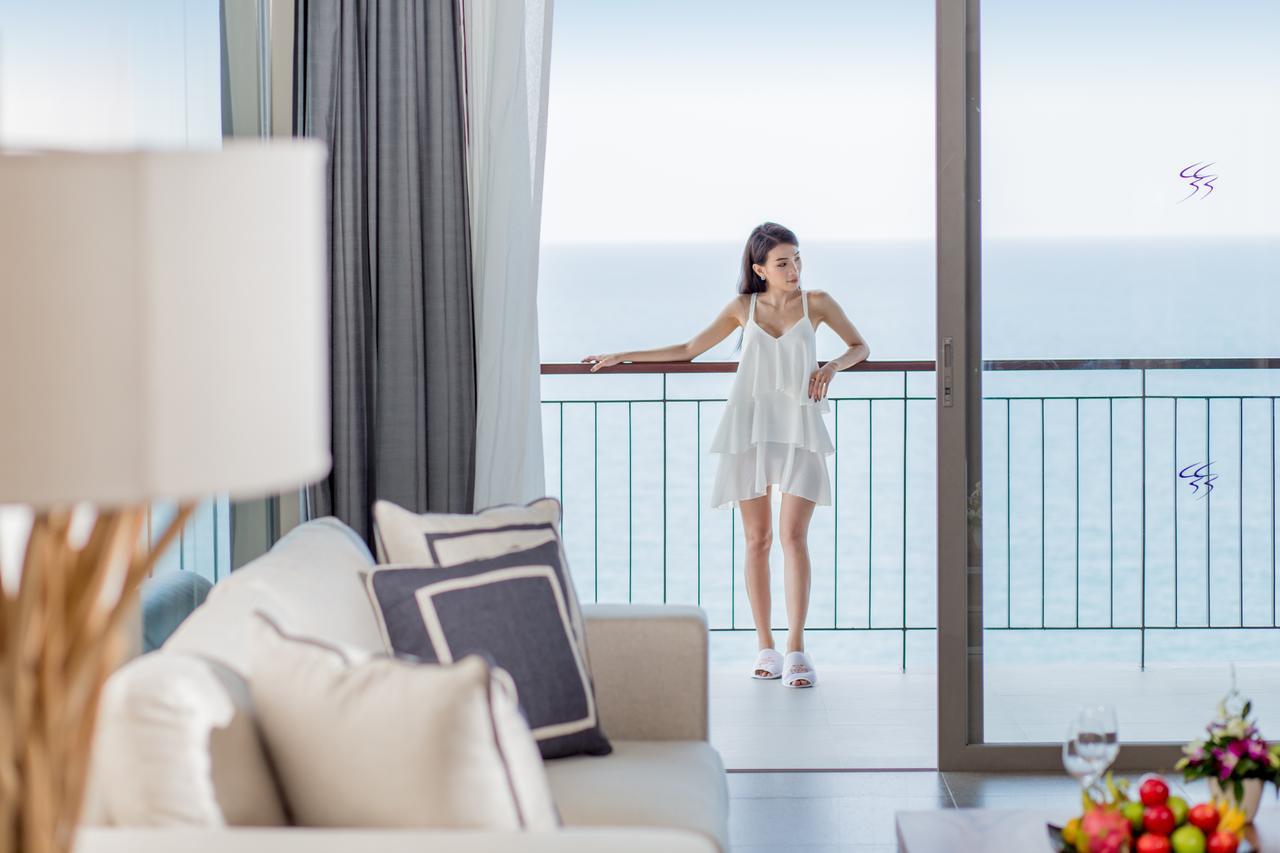 Cape Sienna Phuket Gourmet Hotel & Villas - Sha Extra Plus Kamala Beach Exterior photo A woman standing on a balcony